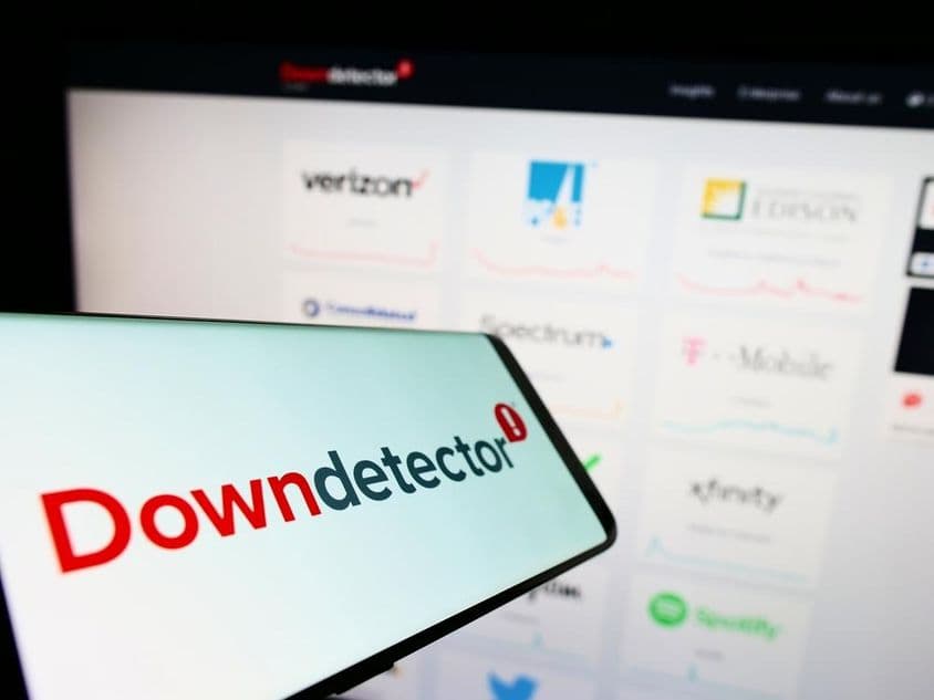 Obrazovka pred webovou stránkou s platformou Downdetector online.