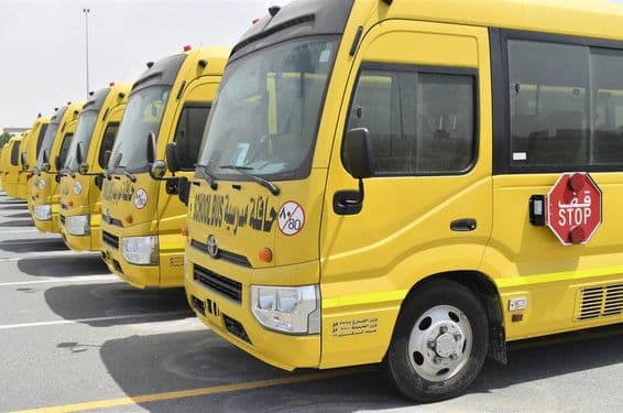Niekoľko žltých školských autobusov zoradených na parkovisku v Dubaji.