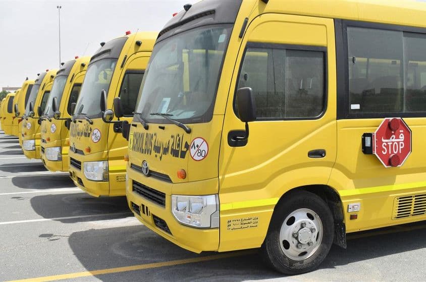 Niekoľko žltých školských autobusov zoradených na parkovisku v Dubaji.