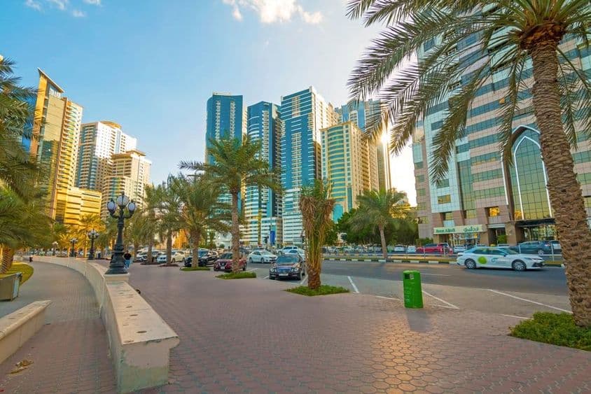 Panoráma mesta Sharjah počas východu slnka.