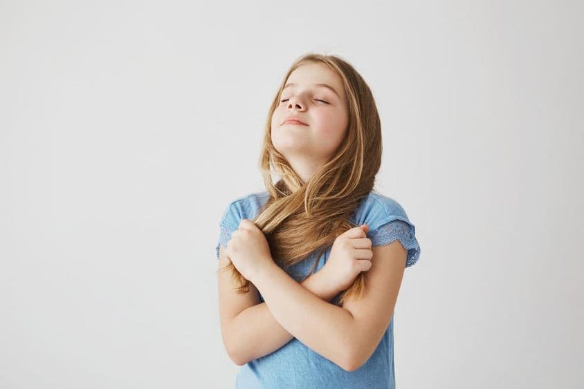 Pekná blondínka sa zhlboka nadýcha čerstvého vzduchu.