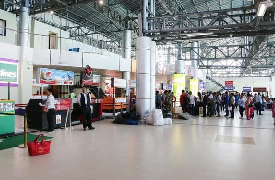 KÁTHMANDU, NEPÁL Tribhuvanské medzinárodné letisko, domácí terminál.