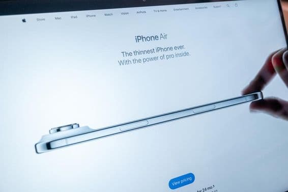 Stránka iPhone Air na webe Apple zobrazená na obrazovke MacBooku.