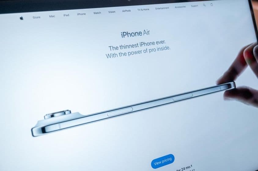 Stránka iPhone Air na webe Apple zobrazená na obrazovke MacBooku.