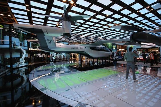 Model lietajúceho taxíka Hyundai Uber vo veľkosti skutočného života vystavený v pavilóne Etisalat.