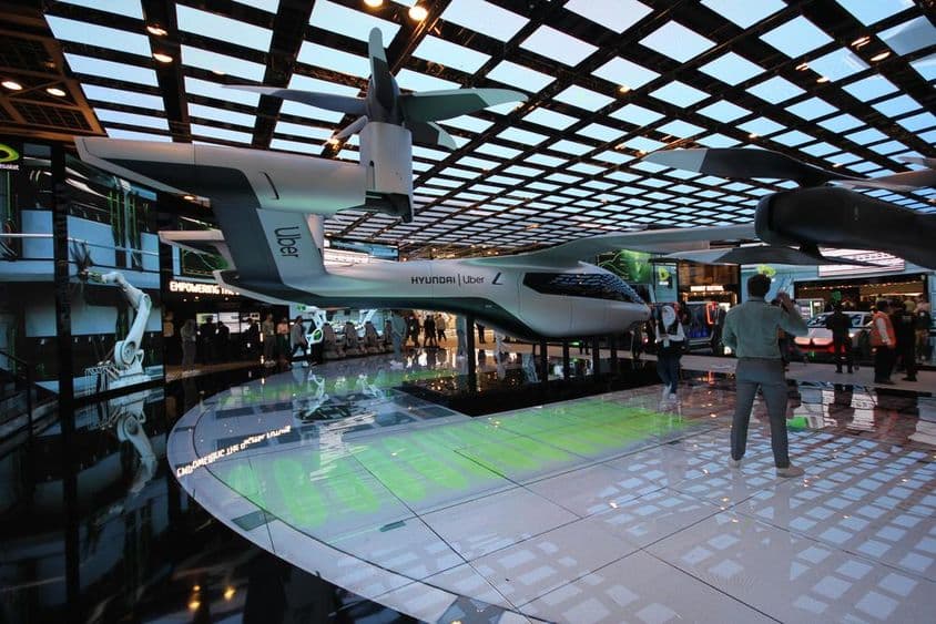 Model lietajúceho taxíka Hyundai Uber vo veľkosti skutočného života vystavený v pavilóne Etisalat.