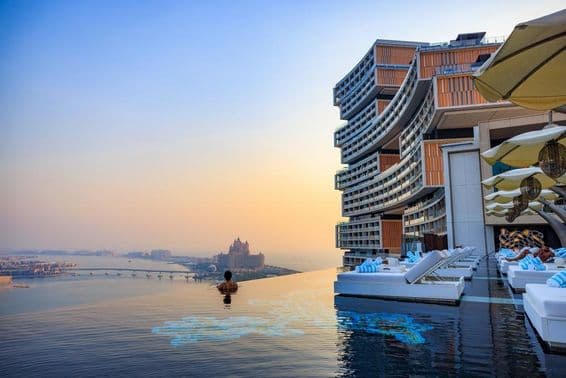 Západ slnka nad nekonečným bazénom s výhľadom na Palm Jumeirah v Atlantis Royal.