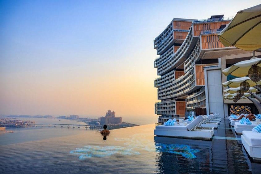 Západ slnka nad nekonečným bazénom s výhľadom na Palm Jumeirah v Atlantis Royal.