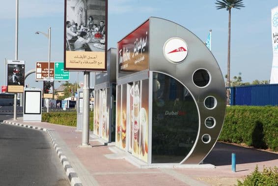 Klimatizované autobusové zastávky v Dubaji.