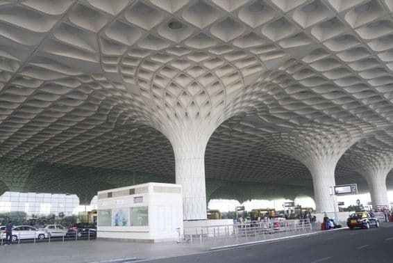 Externý pohľad na Medzinárodné letisko Navi Mumbai.