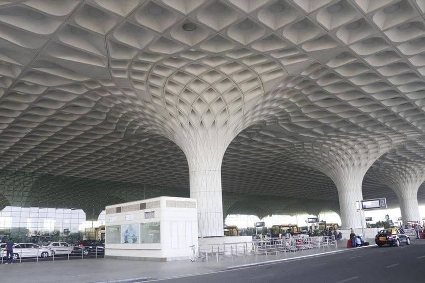 Externý pohľad na Medzinárodné letisko Navi Mumbai.