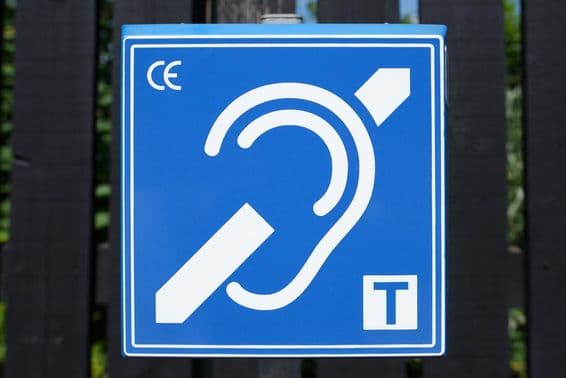 Indukčná slučka pomáhajúca používateľom načúvacích prístrojov.