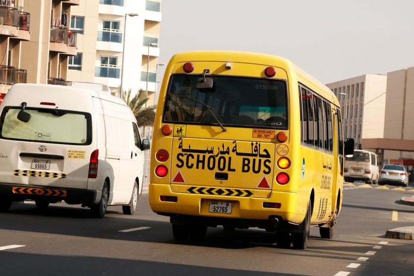 Žltý školský autobus v Dubaji na prepravu študentov.