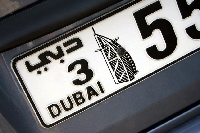Dubajská poznávacia značka na aute.