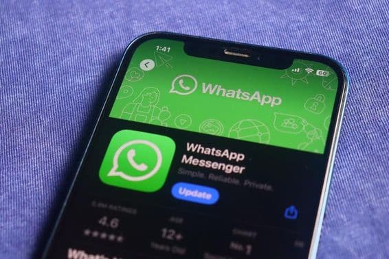 Logo WhatsApp na obrazovke iPhonu.