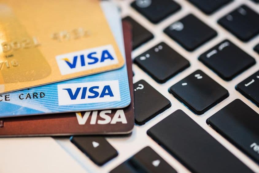 Karty Visa na klávesnici Macbooku.