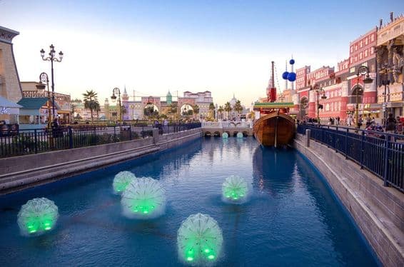 Krásny pohľad na vidiecke pavilóny v Global Village, Dubaj.