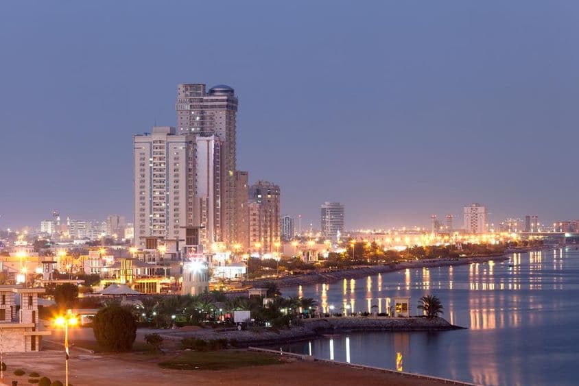 Promenáda Ras al-Khaimah osvetlená pri súmraku.
