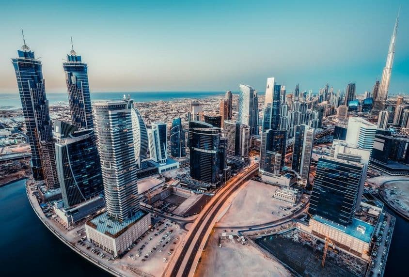 Scénická panoráma modernej dubajskej architektúry.