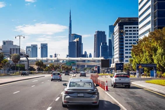 Autá jazdiace po mestskej ulici v Dubaji.