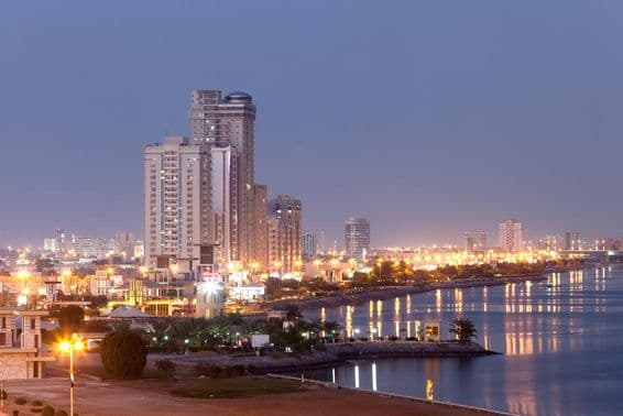 Promenáda v Ras al-Khaimah osvetlená za súmraku.