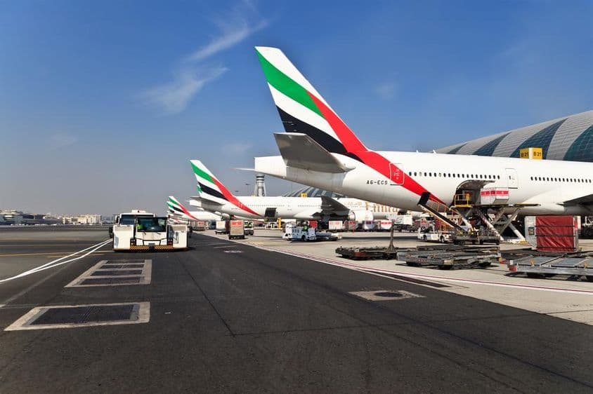Lietadlo Emirates na letisku v Dubaji.