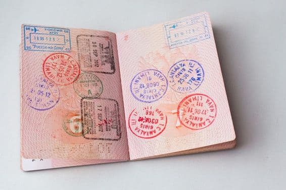 Pečiatky vstupu a výstupu imigračnými kontrolami