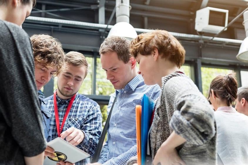 Študenti v priestoroch výstavy.