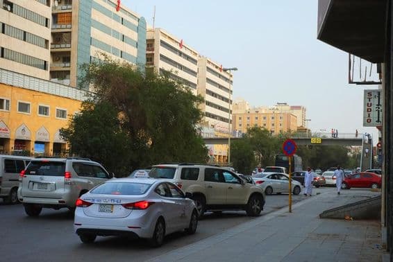 Rijád, Saudská Arábia s dopravou a pamiatkami v štvrti Al Batha.