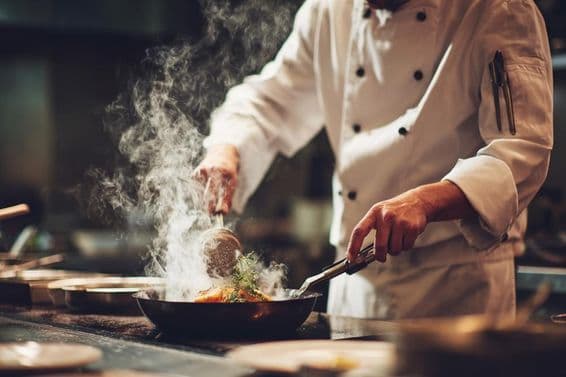 Kuchár varí v kuchyni.