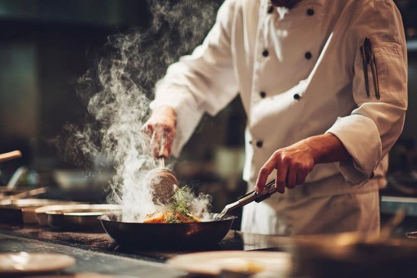 Kuchár varí v kuchyni.