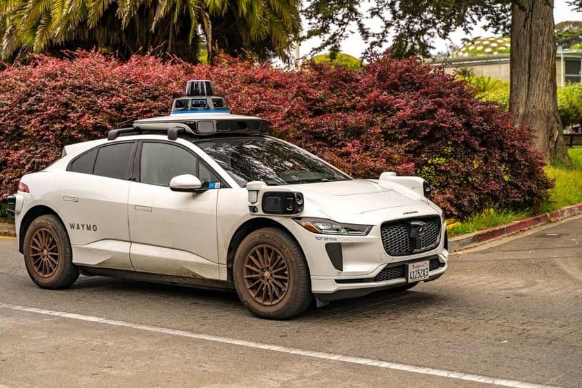 Samočinný taxík Waymo.