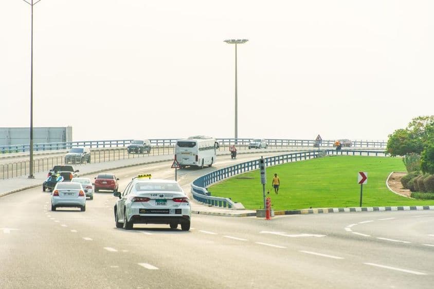 Taxislužba Aman na ceste v meste Sharjah.