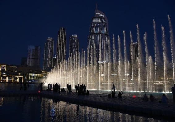 Fascinujúca vodná, hudobná a svetelná šou v centre Dubaja.