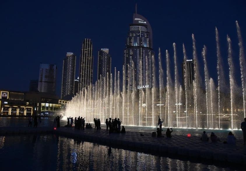 Fascinujúca vodná, hudobná a svetelná šou v centre Dubaja.