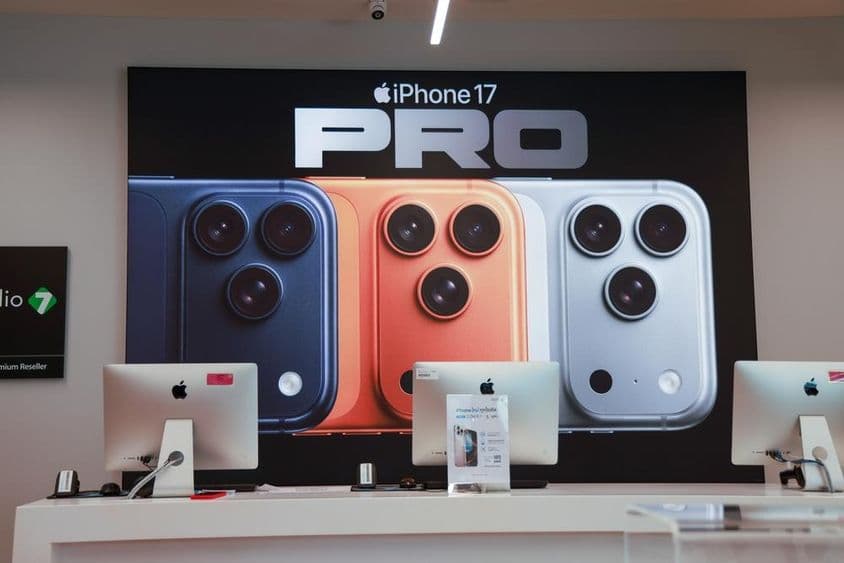 iPhone 17 Pro Max vo výklade obchodu.