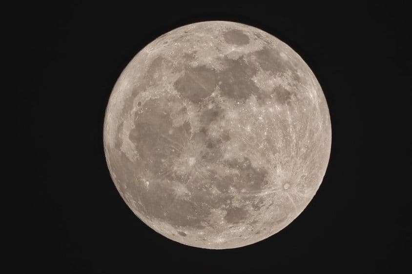 Supermesiac, ktorý sa v noci javí ako kruhový.