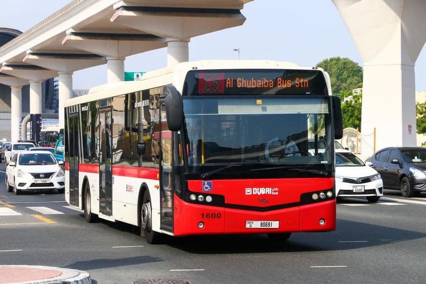 Biely a červený VDL Citea CLF-120.310 na uliciach mesta Dubaj.