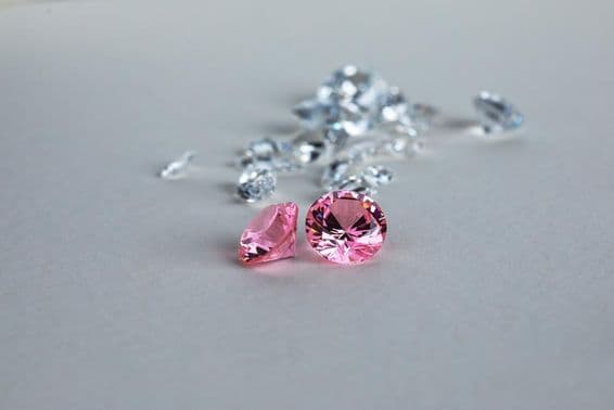 Farebný diamant okrúhleho tvaru vytvorený v laboratóriu.