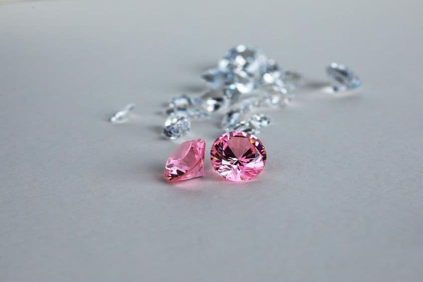 Farebný diamant okrúhleho tvaru vytvorený v laboratóriu.