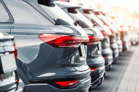 Pohľad zozadu na mnoho moderných nových SUV automobilov na parkovisku.