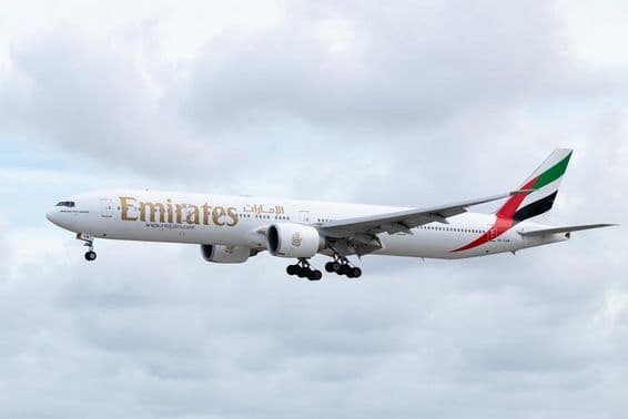 Lietadlo Emirates Boeing 777-31HER na medzinárodnom letisku v Miami.