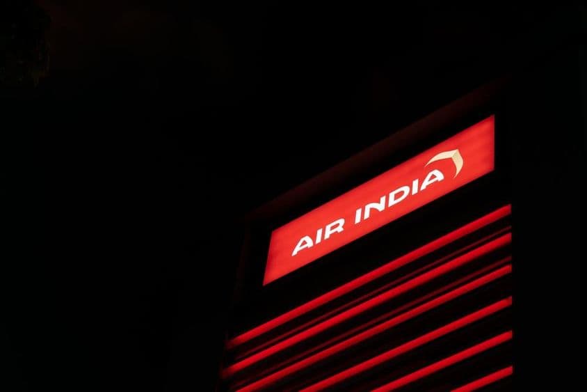 Obrázok loga Air India na čiernom pozadí.