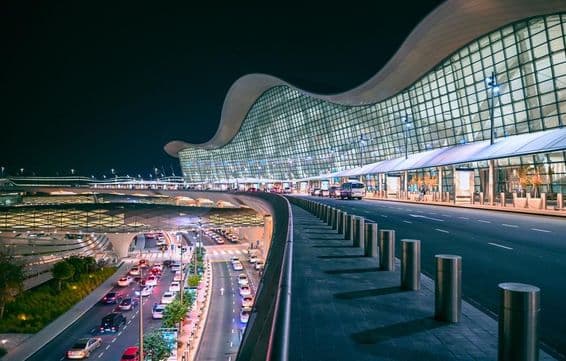 Panoramatický pohľad na nové medzinárodné letisko Zayed v noci v Abu Dhabi.