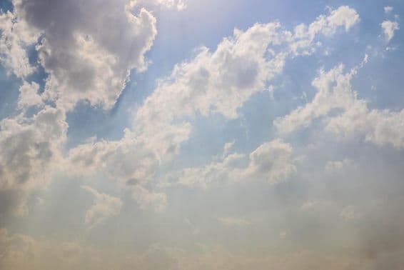 Scenická zamračená obloha s krásnymi oblakmi a zamračenou krajinou v Dubaji.