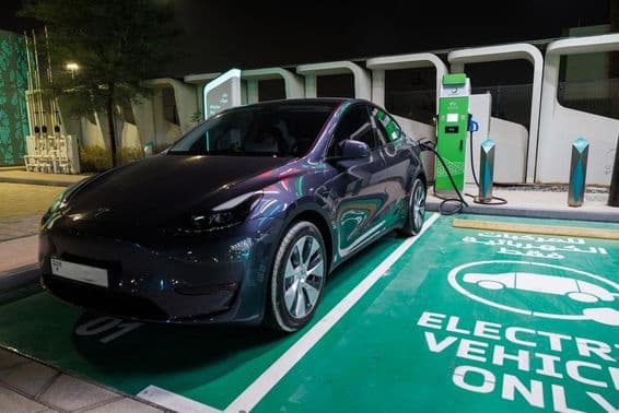 Nabíjacia stanica pre elektrické auto s napájacím káblom na čerpacej stanici ENOC.