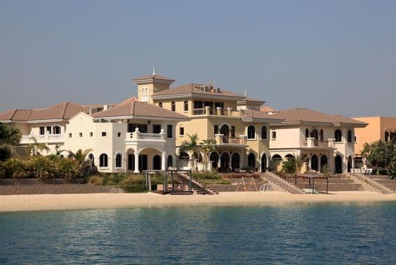 Vily na pobreží na Palm Jumeirah v Dubaji.