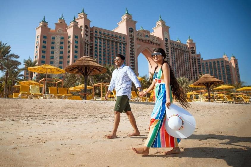 Šťastný turista v Dubaji počas dovolenky.
