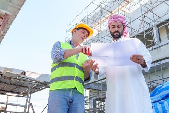 Stavebný inžinier ukazuje stavebný plán.