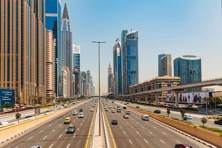 Pohľad na Dubaj na Sheikh Zayed Road s mrakodrapmi.